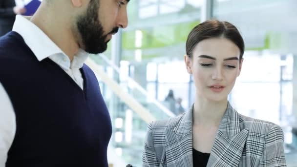 Geschäftszentrum. Kollegen sprechen im Büro in der Nähe von Treppen — Stockvideo