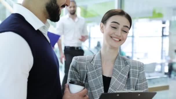 Business Center. Kollégák beszél hivatal lépcsők közelében — Stock videók