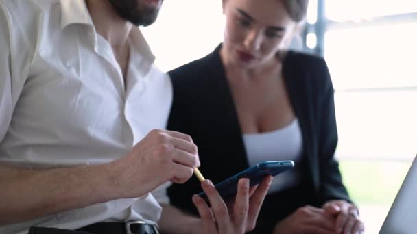 Bureau d'affaires. Homme avec téléphone et femme travaillant à l'ordinateur — Video