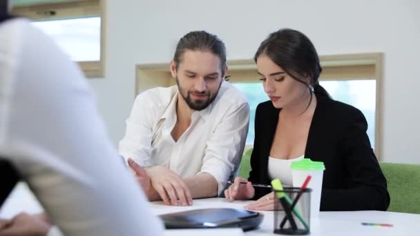 Geschäftsleute arbeiten im Bürozentrum — Stockvideo