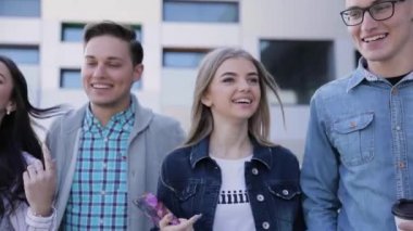 Mutlu genç insanlar üzerinde yürüyüş sokak ve konuşan