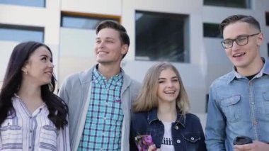 Mutlu genç insanlar üzerinde yürüyüş sokak ve konuşan