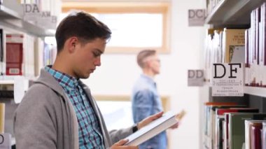Öğrenci Kütüphanesi'nde. Adam Raflardan kitapları arıyorum