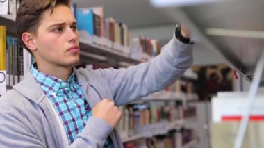 Öğrenci Kütüphanesi'nde. Adam Raflardan kitapları arıyorum