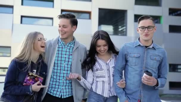 Щасливі Молоді Люди Ходять Вулиці Розмовляють Усміхнені Друзі Розважаються Відкритому — стокове відео