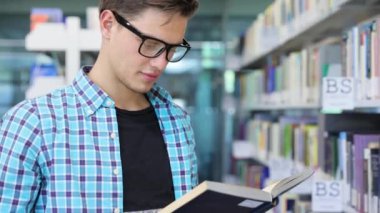 Kütüphane okuma kitapları raflardan yakın öğrencisi