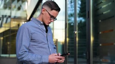 Ofis Binası yakınındaki cep telefonu kullanan adam