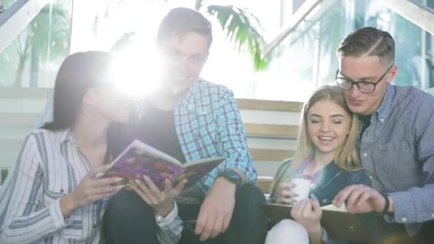 Estudiantes estudiando, leyendo libro educativo en la universidad — Vídeos de Stock
