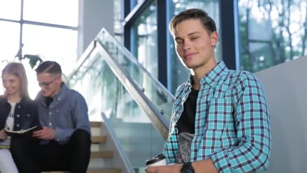 Feliz joven sonriendo en el edificio de la Universidad Light — Vídeo de stock