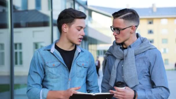 Jóvenes hablando cerca del edificio de oficinas — Vídeo de stock