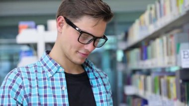 Kütüphane okuma kitapları raflardan yakın öğrencisi