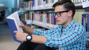 Kitabı oku. Kütüphane kitap okumak, öğrenci öğrenme