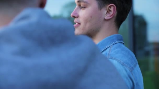 Jóvenes hablando cerca del edificio de oficinas — Vídeo de stock