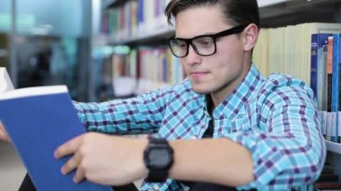 Kitabı oku. Kütüphane kitap okumak, öğrenci öğrenme