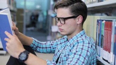 Kitabı oku. Kütüphane kitap okumak, öğrenci öğrenme