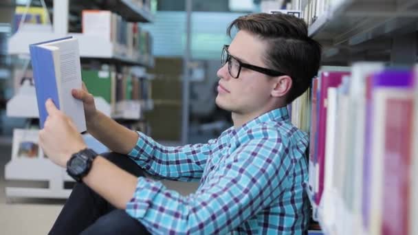 Leia Livro. Estudante na Biblioteca Ler Livro, Aprender — Vídeo de Stock