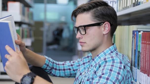 Buch lesen. Schüler in der Bibliothek lesen Buch, Lernen — Stockvideo