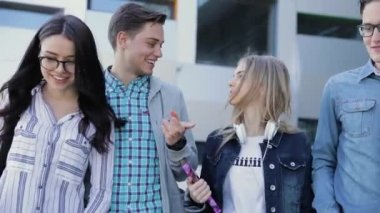 Mutlu genç insanlar üzerinde yürüyüş sokak ve konuşan