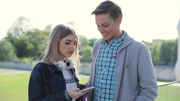 Les jeunes se rencontrent en plein air à la journée ensoleillée — Video