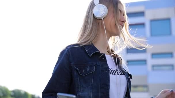 Hermosa Mujer Auriculares Escuchando Música Teléfono Aire Libre Joven Hembra — Vídeo de stock