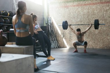 Spor. CrossFit egzersiz jimnastik salonu atletleri