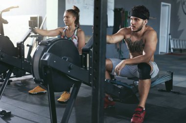 Spor salonu. Adam ve kadın eğitim kürek makine Crossfit Club 