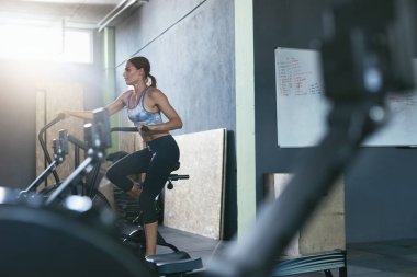Spor salonunda egzersiz. Kadın eğitim Crossfit bisiklet üzerinde