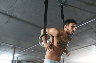 Crossfit spor salonu jimnastik halkaları ile sporcu eğitim