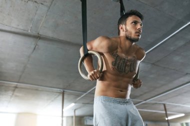Crossfit spor salonu jimnastik halkaları ile sporcu eğitim