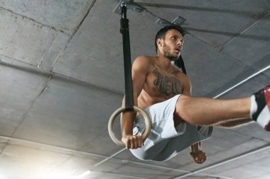 Crossfit spor salonu jimnastik halkaları ile sporcu eğitim