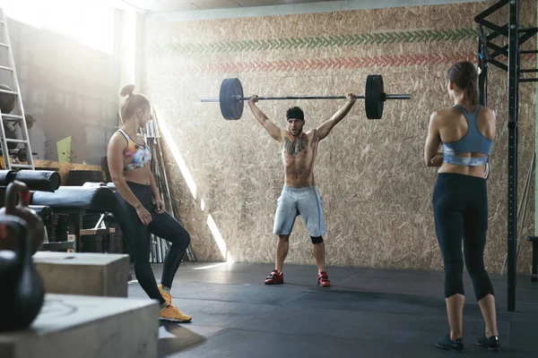 Deporte. Atletas Crossfit en gimnasio de entrenamiento — Foto de Stock