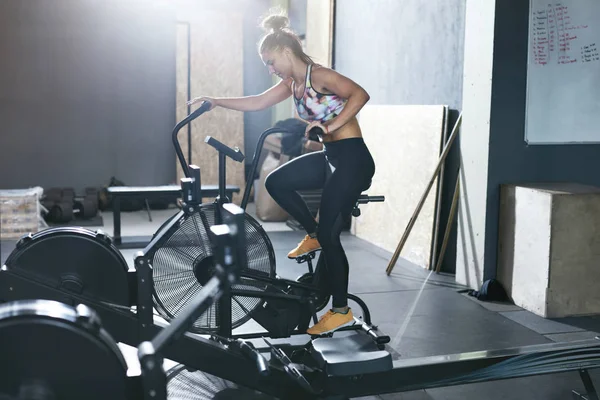 Treino desportivo no ginásio. Mulher treinando em bicicleta Crossfit — Fotografia de Stock