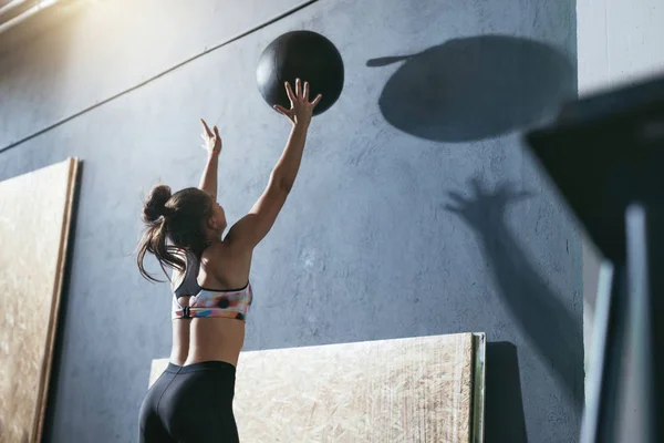Entrenamiento. Entrenamiento de mujer deportiva con pelota Crossfit en el gimnasio — Foto de Stock