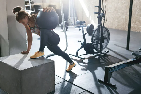 Entrenamiento de deportista con balón Crossfit en la caja en el gimnasio — Foto de Stock