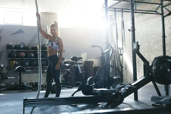 체육관에서 훈련입니다. 여자 Crossfit 선수 등반 로프 — 스톡 사진