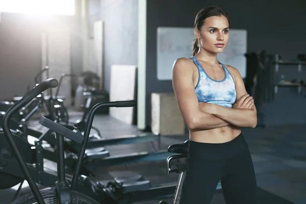 Crossfit ジムでスポーツ ウエアでスポーツの女性 — ストック写真