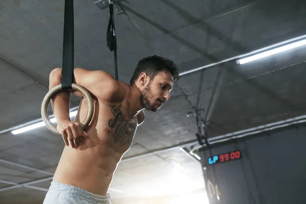 Sportsmand træning med gymnastik ringe på Crossfit Gym - Stock-foto