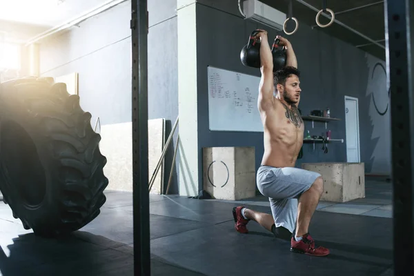 Fitnessstudio. Crossfit-Männertraining mit Kurzhanteln im Fitnessclub — Stockfoto