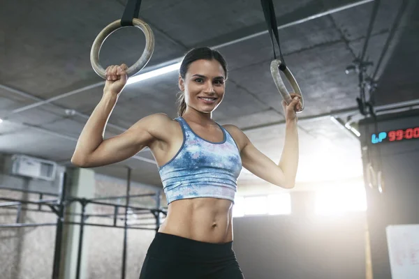 Fitness Mulher treinando com anéis de ginástica no Crossfit Gym — Fotografia de Stock