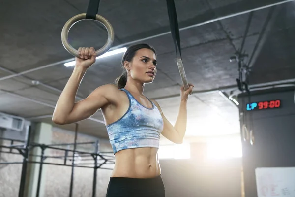 Entrenamiento de mujer fitness con anillos de gimnasia en el gimnasio Crossfit — Foto de Stock