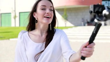 Blogging. Kadın sokakta fotoğraf makinesinde video çekimi