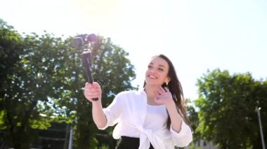 Kadın sokakta fotoğraf makinesinde video Blog kayıt