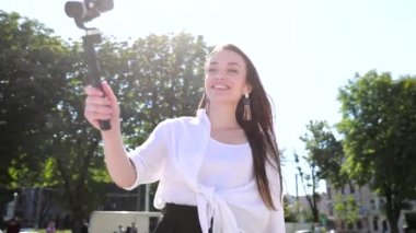 Kadın sokakta fotoğraf makinesinde video Blog kayıt