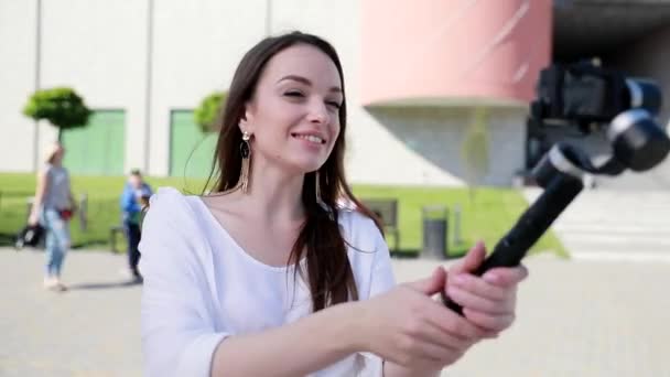 Blogar. Mulher filmando vídeo na câmara na rua — Vídeo de Stock