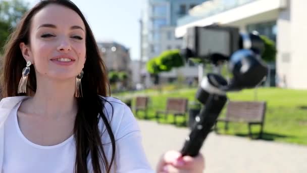 Blogging. Mujer filmando vídeo en cámara en la calle — Vídeos de Stock