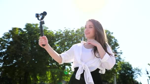 Mujer Grabando Video Blog En Cámara En la Calle — Vídeos de Stock