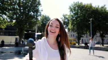 Blogging. Kadın sokakta fotoğraf makinesinde video çekimi