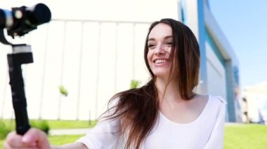 Blogger video. Vlog Street fotoğraf makinesinde filme kadın