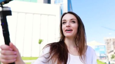 Blogger video. Vlog Street fotoğraf makinesinde filme kadın