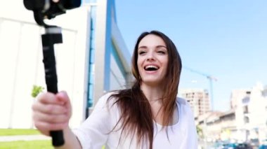 Blogger video. Vlog Street fotoğraf makinesinde filme kadın